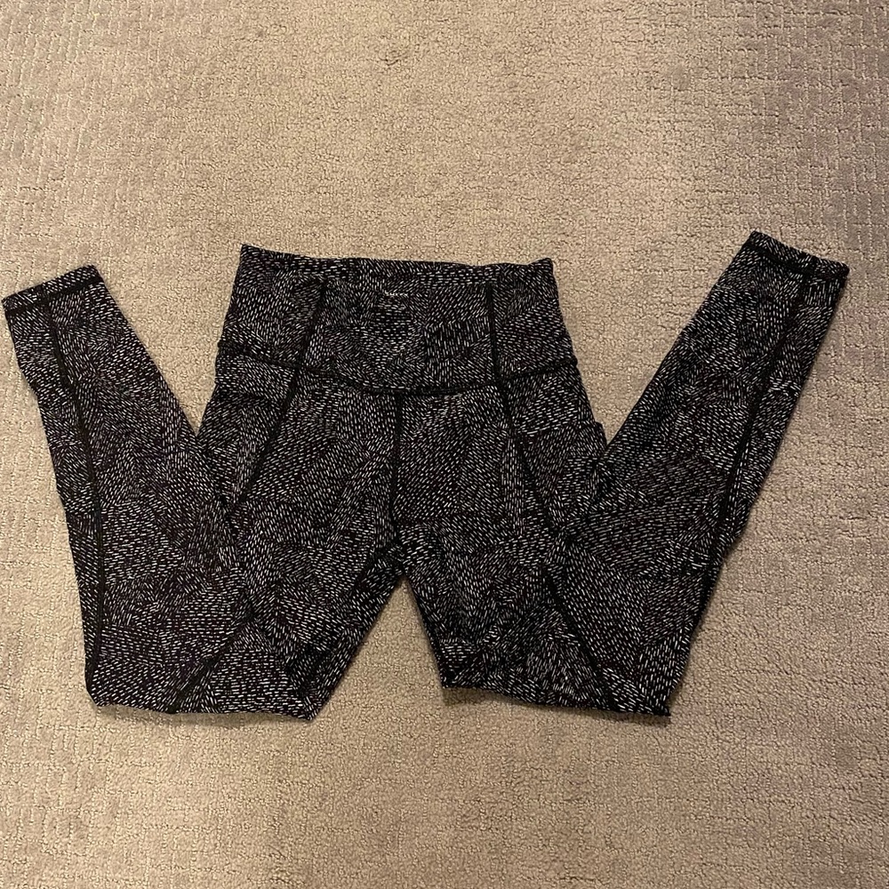 Athleta 25” Black and White Leggings!